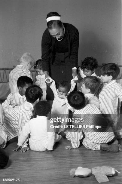 Josephine Baker Adopts A Tenth Child. Castelnaud-la-Chapelle - 28 avril 1959 - Dans une chambre du château des Milandes, Joséphine BAKER coiffée d'un...