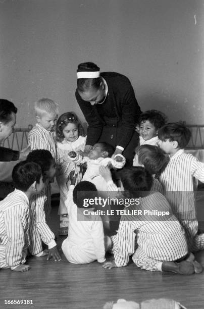 Josephine Baker Adopts A Tenth Child. Castelnaud-la-Chapelle - 28 avril 1959 - Dans une chambre du château des Milandes, Joséphine BAKER coiffée d'un...