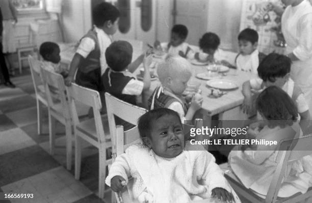 Josephine Baker Adopts A Tenth Child. Castelnaud-la-Chapelle - 28 avril 1959 - Dans la cuisine du château des Milandes, Mara, le 10e enfant adopté...