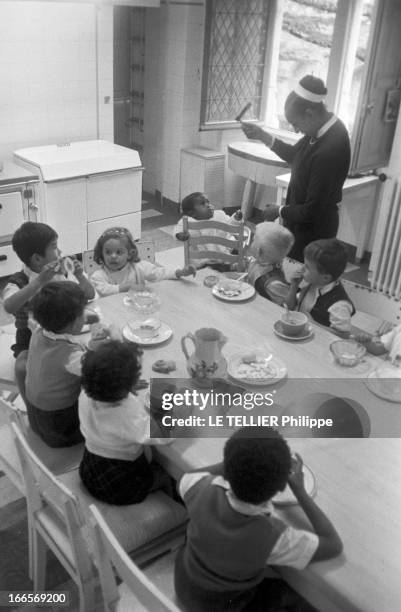 Josephine Baker Adopts A Tenth Child. Castelnaud-la-Chapelle - 28 avril 1959 - Dans la cuisine du château des Milandes, Joséphine BAKER coiffée d'un...