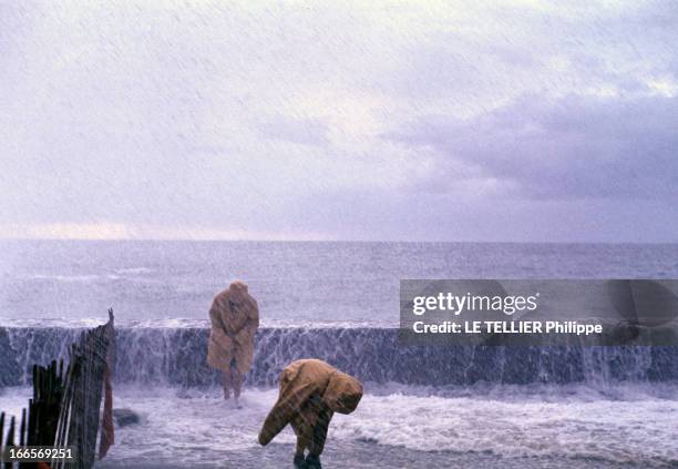 High Tide In Britain. En France, en Bretagne, en mars 1967, lors de la grande marée, les vagues claquant sur le bord, produisant de forts embruns,...