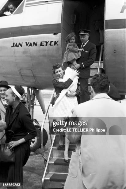 Josephine Baker Adopts A Tenth Child. En France, le 25 avril 1959, sur la piste d'un aéroport, Joséphine BAKER à gauche à sa descente d'avion, suivie...