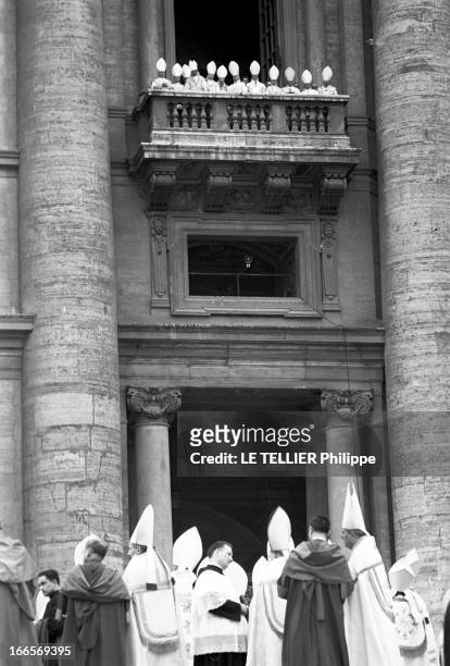 The Coronation Of Pope John Xxiii. Rome- 4 Novembre 1958- Au Vatican, lors du couronnement du Pape Jean XXIII, sur un des balcons, des archevêques et...