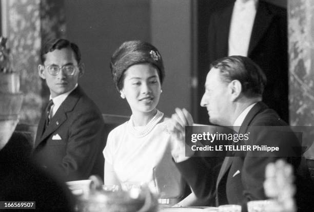 King Bhumibol And Queen Sirikit Of Thailand Official Travel In France. Versailles, le 22 octobre 1960, la visite officielle du roi Bhumibol de...