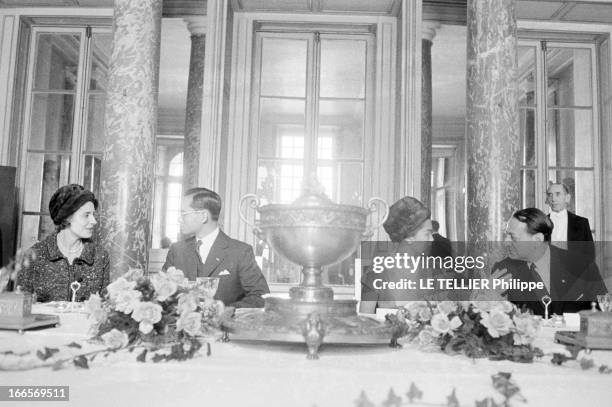 King Bhumibol And Queen Sirikit Of Thailand Official Travel In France. Versailles, le 22 octobre 1960, la visite officielle du roi Bhumibol de...