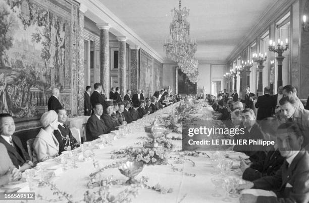 King Bhumibol And Queen Sirikit Of Thailand Official Travel In France. Versailles, le 22 octobre 1960, la visite officielle du roi Bhumibol de...