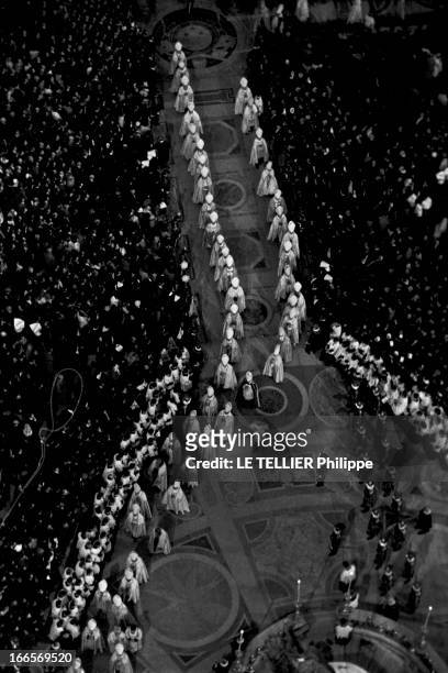 The Coronation Of Pope John Xxiii. Rome- 4 Novembre 1958- Au Vatican, lors du couronnement du Pape Jean XXIII, vue plongeante sur la nef et le choeur...