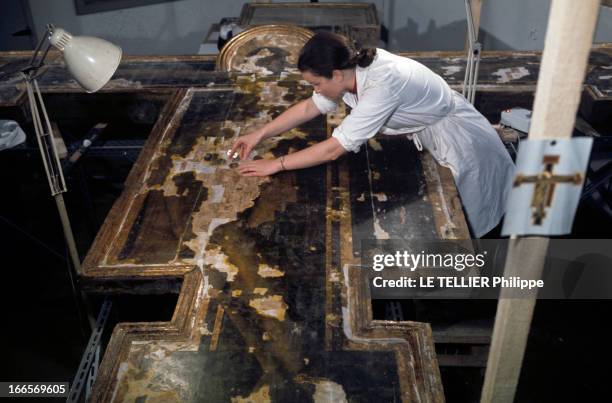 The City Of Florence, Italy. Florence - juin 1967 - Une étudiante restaurant le Crucifix peint de CIMABUE appartenant à la basilique de Santa Croce,...