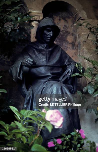 The City Of Florence, Italy. Florence - juin 1967 - La statue en bronze de Jérôme SAVONAROLE dans le cloître du couvent San Marco.