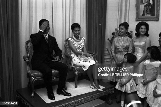 King Bhumibol And Queen Sirikit Of Thailand Official Travel In France. Paris, le 22 octobre 1960, la visite officielle du roi Bhumibol de Thailande...