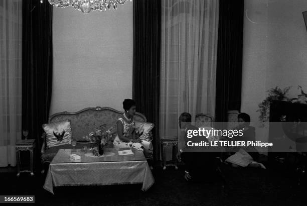 King Bhumibol And Queen Sirikit Of Thailand Official Travel In France. Paris, le 22 octobre 1960, la visite officielle du roi Bhumibol de Thailande...