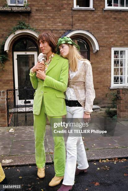 Londres, 28 septembre 1967: des mannequins posent habillés à la mode hippie, un homme portant un costume vert, et une femme, une chemise et un...