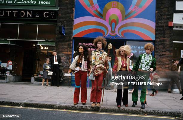 Hippies 1960s Photos and Premium High Res Pictures - Getty Images