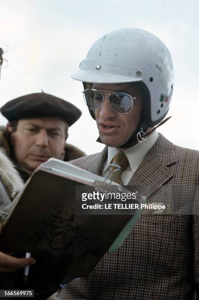 Jean Paul Belmondo Car Racer. En mars 1968, Jean-Paul BELMONDO, acteur, en coureur automobile, portant un casque, des lunettes, des gants et un...