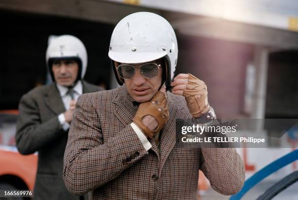 Jean Paul Belmondo Car Racer. En mars 1968, Jean-Paul BELMONDO, acteur, en coureur automobile, portant un casque, des lunettes, des gants et un...