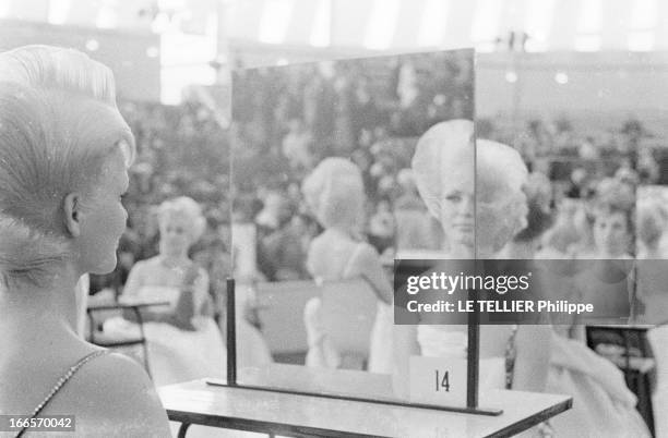 World Championships Of Hairdressing. Paris - 16 octobre 1960 - Les championnats du monde de coiffure pour dames du lors Festival mondial de la...