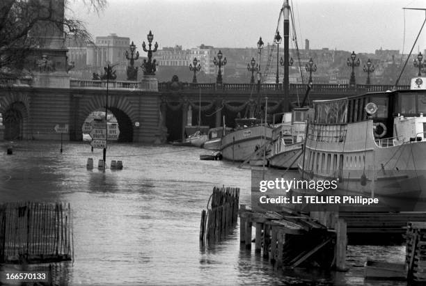 Floods In Paris. Paris- 9 Janvier 1956- Lors de la crue de la Seine: plan général sur le Pont Alexandre III et son quai inondé, les bateaux et...