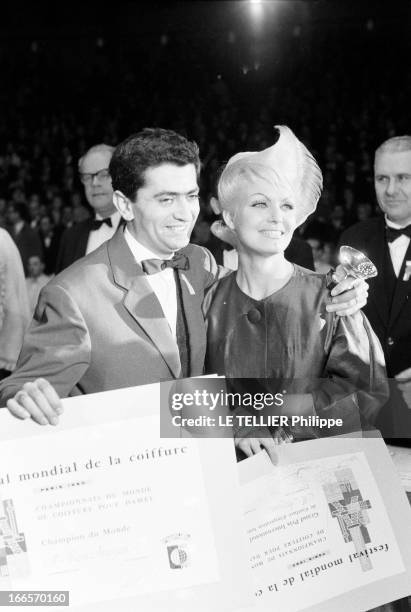 World Championships Of Hairdressing. Paris - 16 octobre 1960 - Les championnats du monde de coiffure pour dames du lors Festival mondial de la...