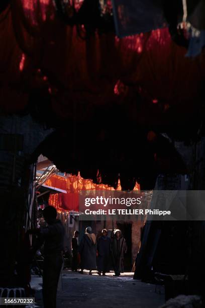 Morocco. Au Maroc, en janvier 1968, lors d'un reportage dans le pays, à l'intérieur d'un souk, marché, spécialisé dans le tissu de couleur rouge,...