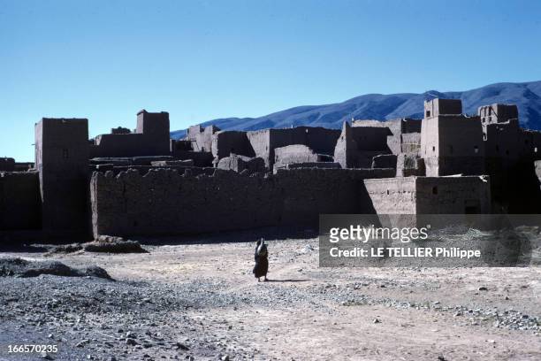 Morocco. Au Maroc, en janvier 1968, lors d'un reportage dans le pays, à l'extérieur d'un village fortifié, au milieu du désert, construit à base de...