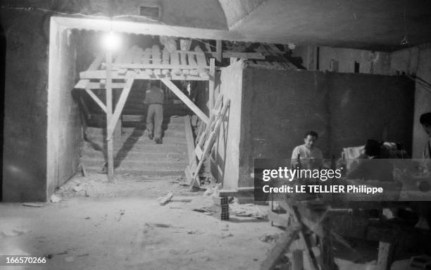 In Portugal, The Subway Of Lisbon. A Lisbonne, sur le chantier d'un tunnel, des ouvriers attablés, faisant une pause déjeuner.