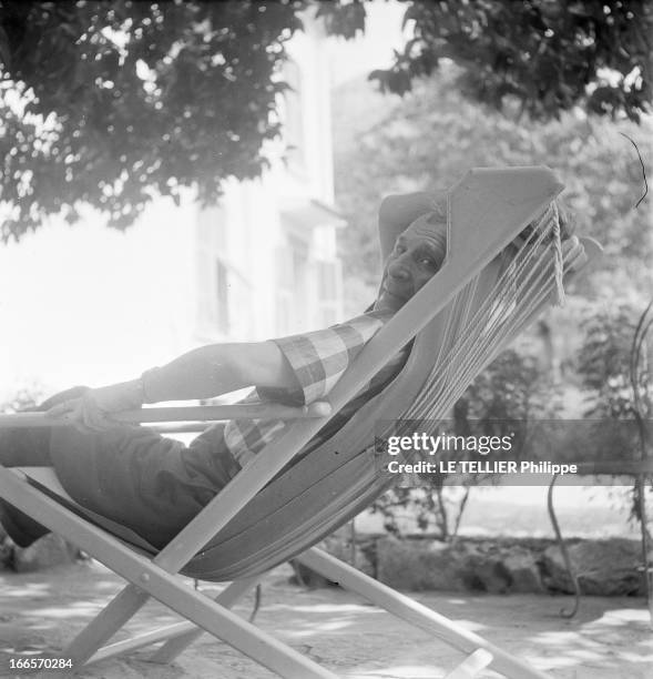 Saint Tropez And Saint Paul De Vence. Saint-Paul-de-Vence, France, août 1953 --- Le peintre Marc CHAGALL faisant la sieste dans une chaise-longue,...