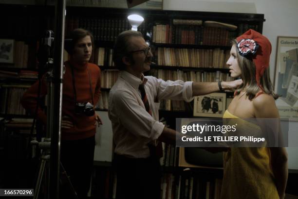 Agathe Gaillard As 'Marianne' And Jean Philippe Charbonnier. En novembre 1968, dans une pièce, sous des flashs photographiques, Jean-Philippe...