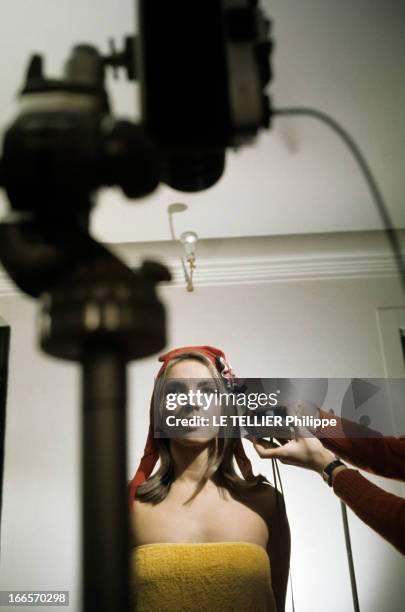 Agathe Gaillard As 'Marianne' And Jean Philippe Charbonnier. En novembre 1968, Agathe GAILLARD, avec un bonnet phrygien, face à un appareil photo sur...