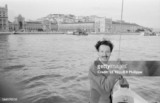 Shooting Of The Film ' O Primo Basilio' By Antonio Lopes Ribeiro. Au Portugal, à Lisbonne, dans le port, Antonio VILAR, en costume, cheveux au vent,...