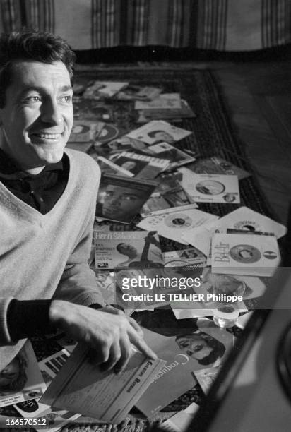 Close-Up Of Jean-Claude Pascal. En France, le 30 novembre 1960, chez lui, portrait de l'acteur et chanteur Jean-Claude PASCAL allongé sur le sol,...