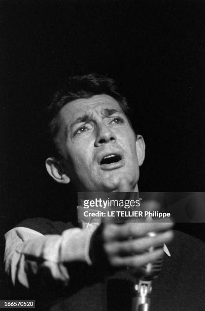 Close-Up Of Jean-Claude Pascal. En France, le 30 novembre 1960, lors d'une répétition, portrait de Jean-Claude PASCAL chantant sur une scène, une...