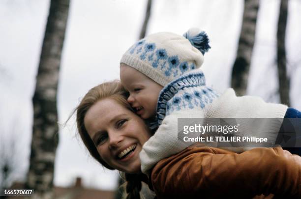 Rendezvous With Liv Ullmann. En avril 1969, portrait en extérieur de Liv ULLMANN, portant sur son dos, sa fille Linn, âgée de deux ans et demi, en...