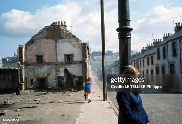 Bernadette Devlin - Ireland Ira. En Irlande, en mai 1969, Bernadette DELVIN, plus jeune femme élue députée au parlement britannique, portant un long...