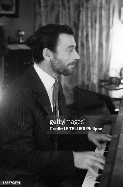 Rendezvous With Yves Montand. Paris- Octobre 1956- Chez lui, Yves MONTAND, chanteur et acteur français, d'origine italienne, barbu pour tourner le...