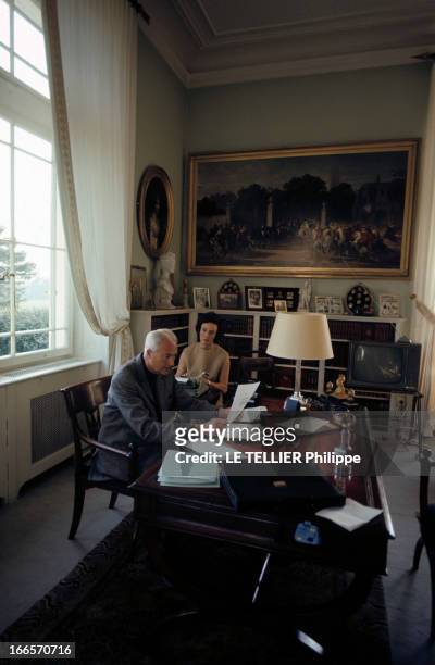 Rendezvous With Prince Louis Napoleon. En avril 1968, le prince LOUIS NAPOLEON, assis à un bureau, tenant un papier, en compagnie de son épouse, Alix...