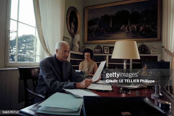 Rendezvous With Prince Louis Napoleon. En avril 1968, le prince LOUIS NAPOLEON, assis à un bureau, tenant un papier, en compagnie de son épouse, Alix...