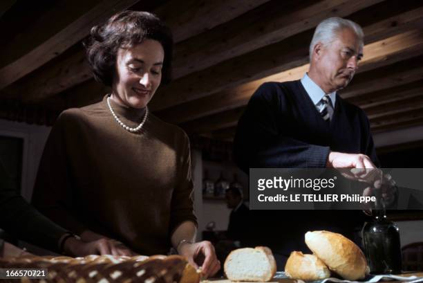 Rendezvous With Prince Louis Napoleon. En avril 1968, dans une cuisine, la princesse Alix DE FORESTA, en pull avec un collier de perles, coupant du...