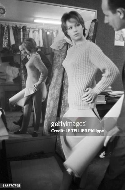 Close-Up Of Jeanne Valerie. Paris- 17 Février 1959- Dans une boutique, Jeanne VALERIE, anciennement Micheline VOITURIEZ, posant en pull et pantalon...