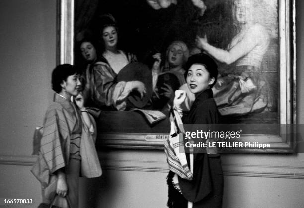The Japanese Actresses Of The Film 'Madame Butterfly' In Visit In Paris. Paris - novembre 1954 - Lors de leur visite en France, des actrices...