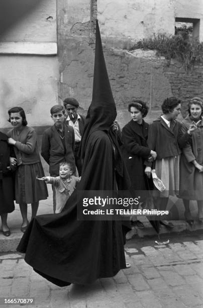 Holy Week In Sevilla 1959. En Espagne, dans une rue de Seville, à l'occasion des processions religieuses catholiques défilant lors de la semaine...