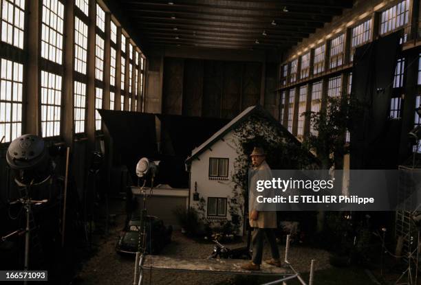 Shooting Of The Film 'Trafic' By Jacques Tati With Kimberly Maria And Jacques Tati. En novembre 1969, lors du tournage du film 'Trafic' de Jacques...