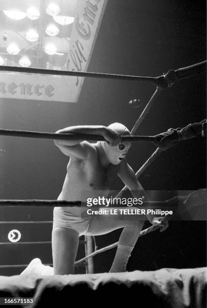 White Angel Against El Diablo, The Mask Man. En France, Paris, le 5 mai 1959, aux Palais des Sports, à l'occasion d'un combat de catch ente les...