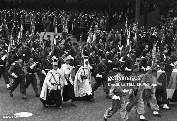 Military Review Of July 14Th. Paris, le 14 juillet 1956, le défilé sur les Champs Elysées : les différentes troupes de profil.