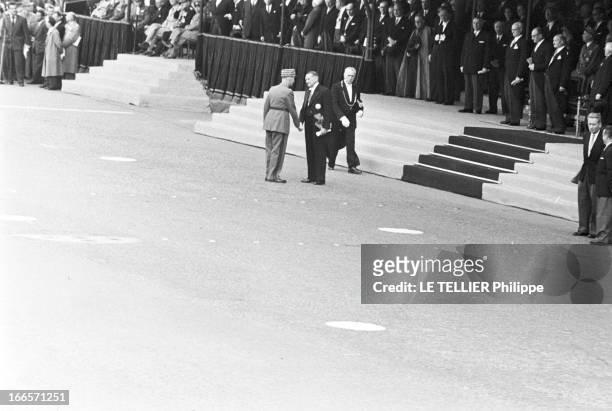 Military Review Of July 14Th. Paris, le 14 juillet 1956, le défilé sur les Champs Elysées. Le président de la république française René COTY serre la...