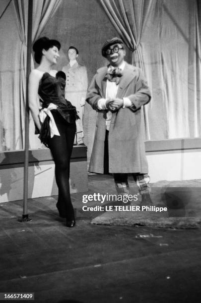 The Play 'Voulez-Vous Jouer Avec Moa' By Marcel Achard In 1957. Paris, France, février 1955 --- 32 ans après avoir joué dans sa propre pièce de...