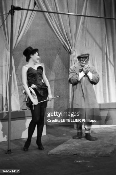 The Play 'Voulez-Vous Jouer Avec Moa' By Marcel Achard In 1957. Paris, France, février 1955 --- 32 ans après avoir joué dans sa propre pièce de...