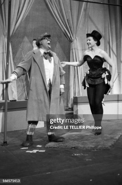 The Play 'Voulez-Vous Jouer Avec Moa' By Marcel Achard In 1957. Paris, France, février 1955 --- 32 ans après avoir joué dans sa propre pièce de...