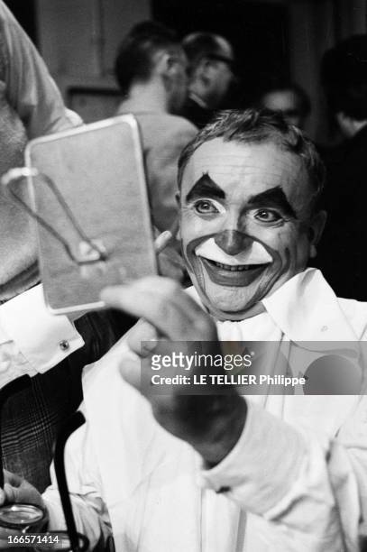 The Play 'Voulez-Vous Jouer Avec Moa' By Marcel Achard In 1957. Paris, France, février 1955 --- 32 ans après avoir joué dans sa propre pièce de...