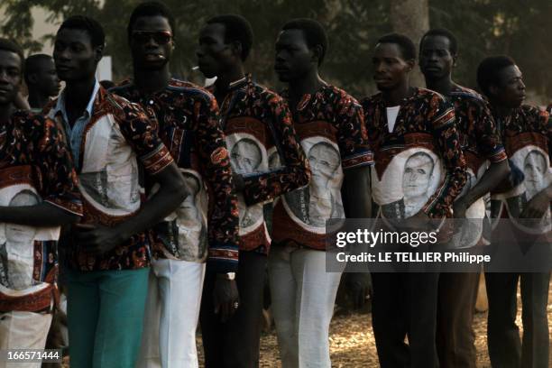 Official Visit Of President George Pompidou To Togo And Upper Volta. En décembre 1972, des togolais, en file indienne, portant une tunique imprimée...