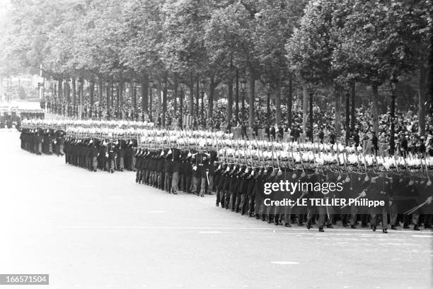 Military Review Of July 14Th. Paris, le 14 juillet 1956, le défilé sur les Champs Elysées. Différents bataillons se suivent.